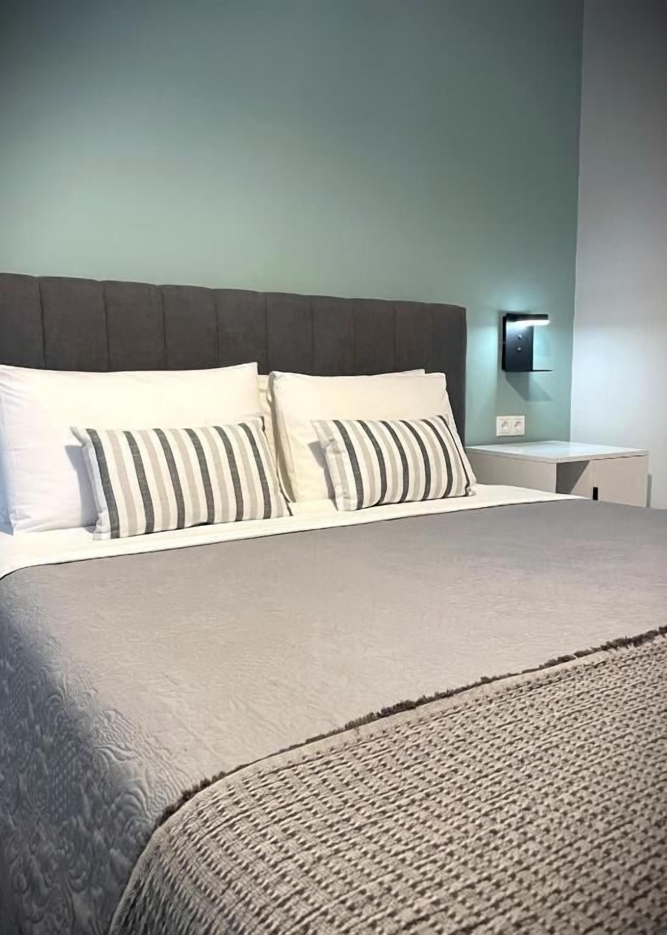 Habitación Deluxe | Decoración personalizada, muebles diferentes y insonorización 