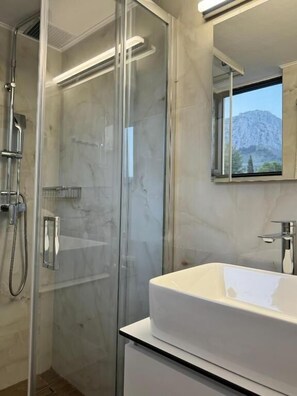 Comfort Quadruple Room | Bilik Mandi | Pancuran mandi, hulu semburan mandi hujan, pengering rambut, selipar 