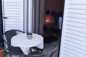 Comfort Room | Terrace/patio - Vasilios Marinos Rooms (Corinth)