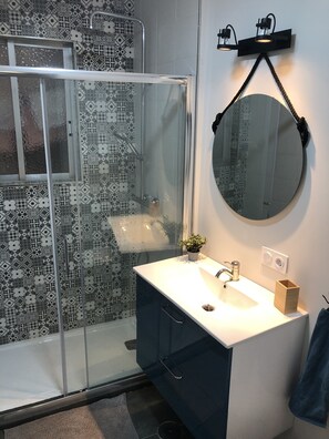 Douche, sèche-cheveux, serviettes fournies, savon