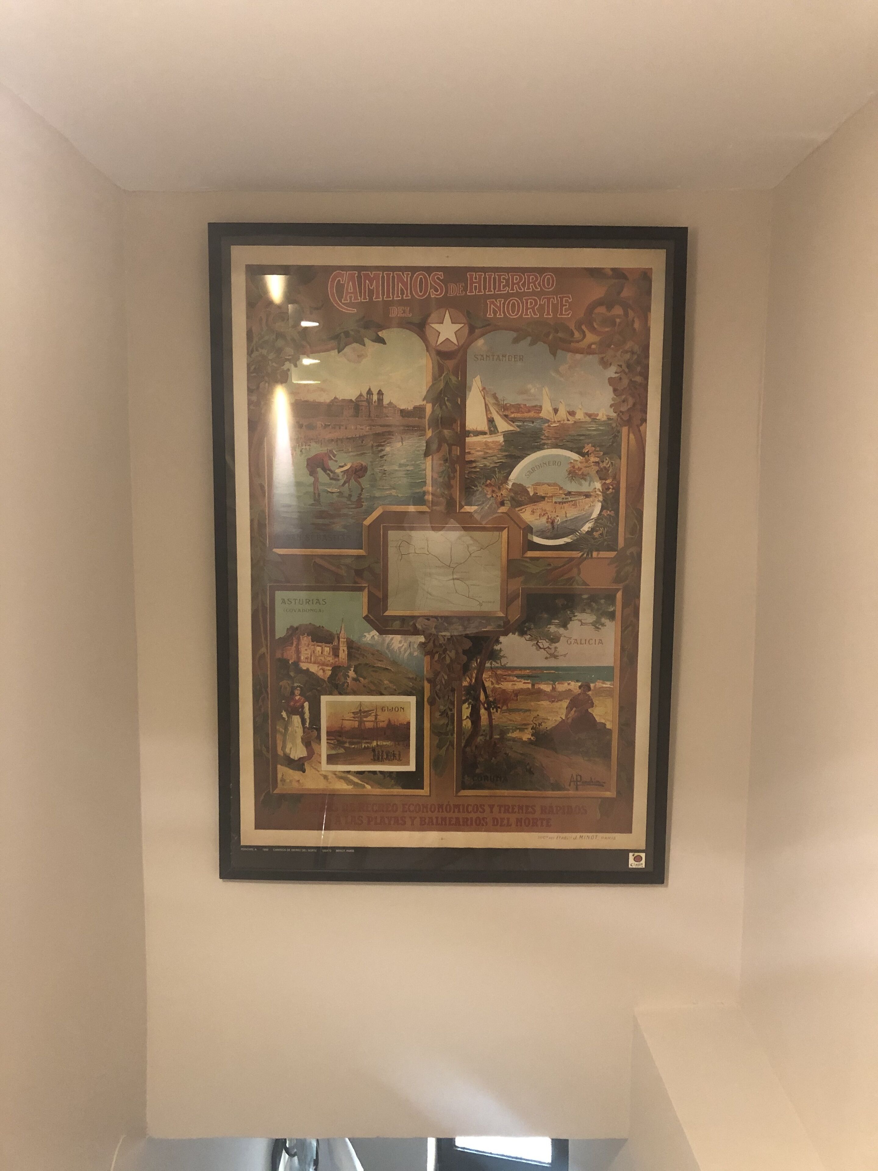 Een lijst met een poster waarop diverse historische en culturele taferelen te zien zijn, zoals een kasteel, een zeilschip en een kustlandschap.