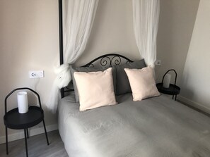 2 slaapkamers, een strijkplank/strijkijzer, beddengoed