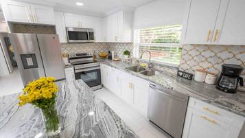 Køleskab, mikrobølgeovn, ovn, kogeplade