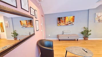 Suite familiar | Zona de estar | Televisión LED de 50 pulgadas con canales por cable, una televisión