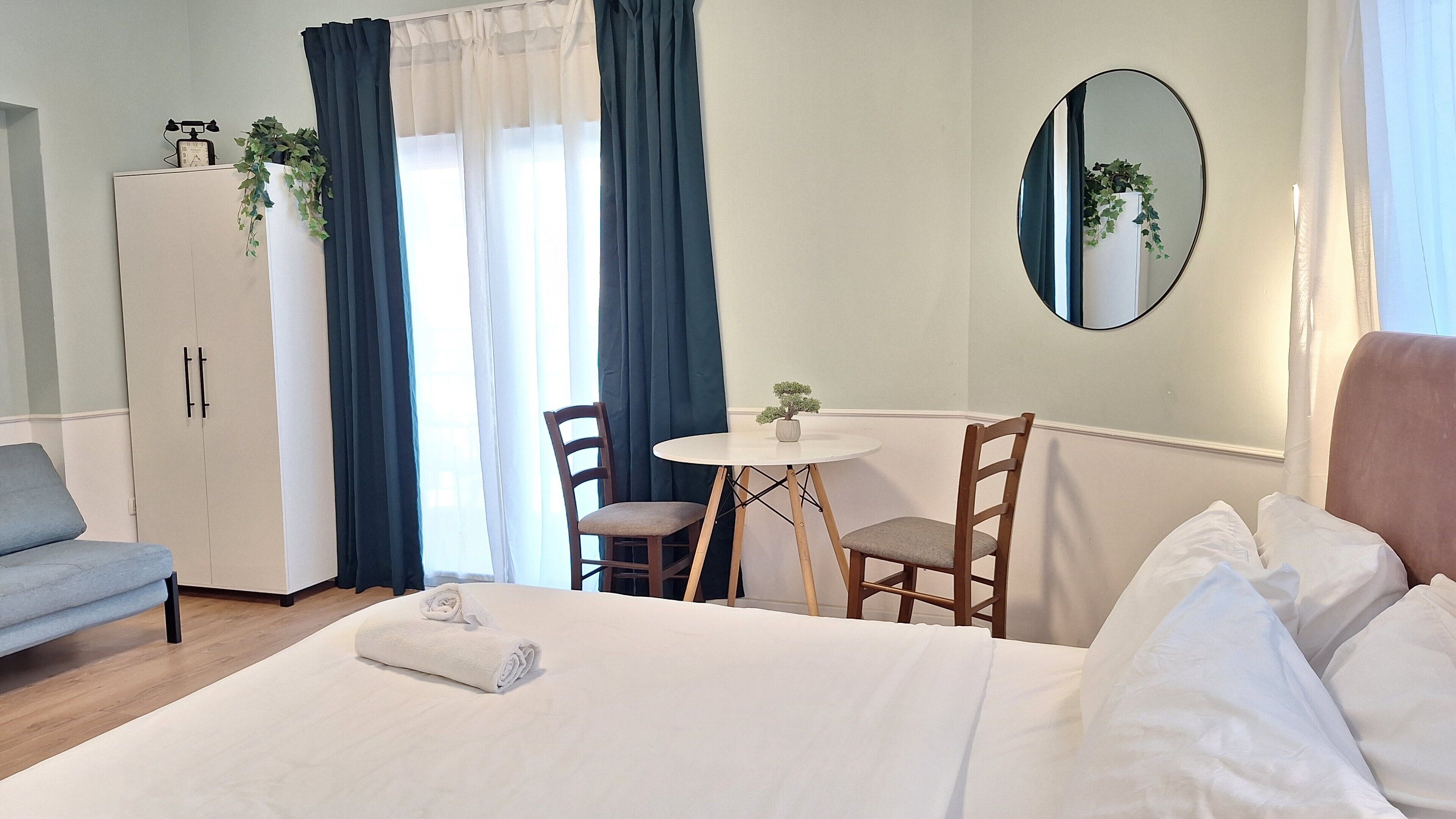 Suite estudio Deluxe | Ropa de cama hipoalergénica y escritorio