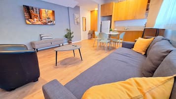 Suite familiar | Zona de estar | Televisión LED de 50 pulgadas con canales por cable, una televisión