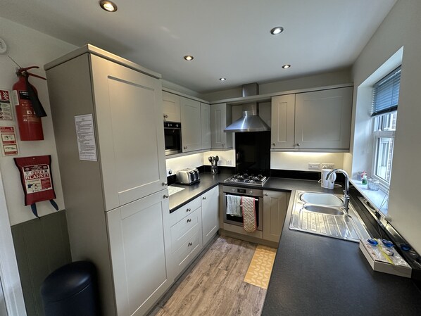 Refrigerador, microondas, horno y parrilla de estufa 