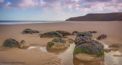Stunning Coastal Cottage - Sleeping 9 in 4 Bedrooms - Pool and Beach Access Included.