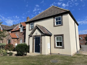 Exterior - Stunning Coastal Cottage - Sleeping 9 in 4 Bedrooms - Pool and Beach Access Included. (Filey)