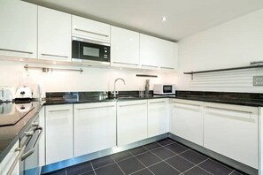 Kjøleskap, mikrobølgeovn, ovn og oppvaskmaskin