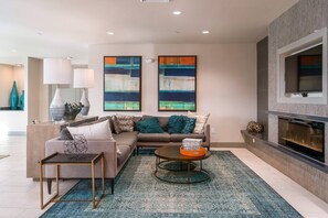 Una televisión, una oficina