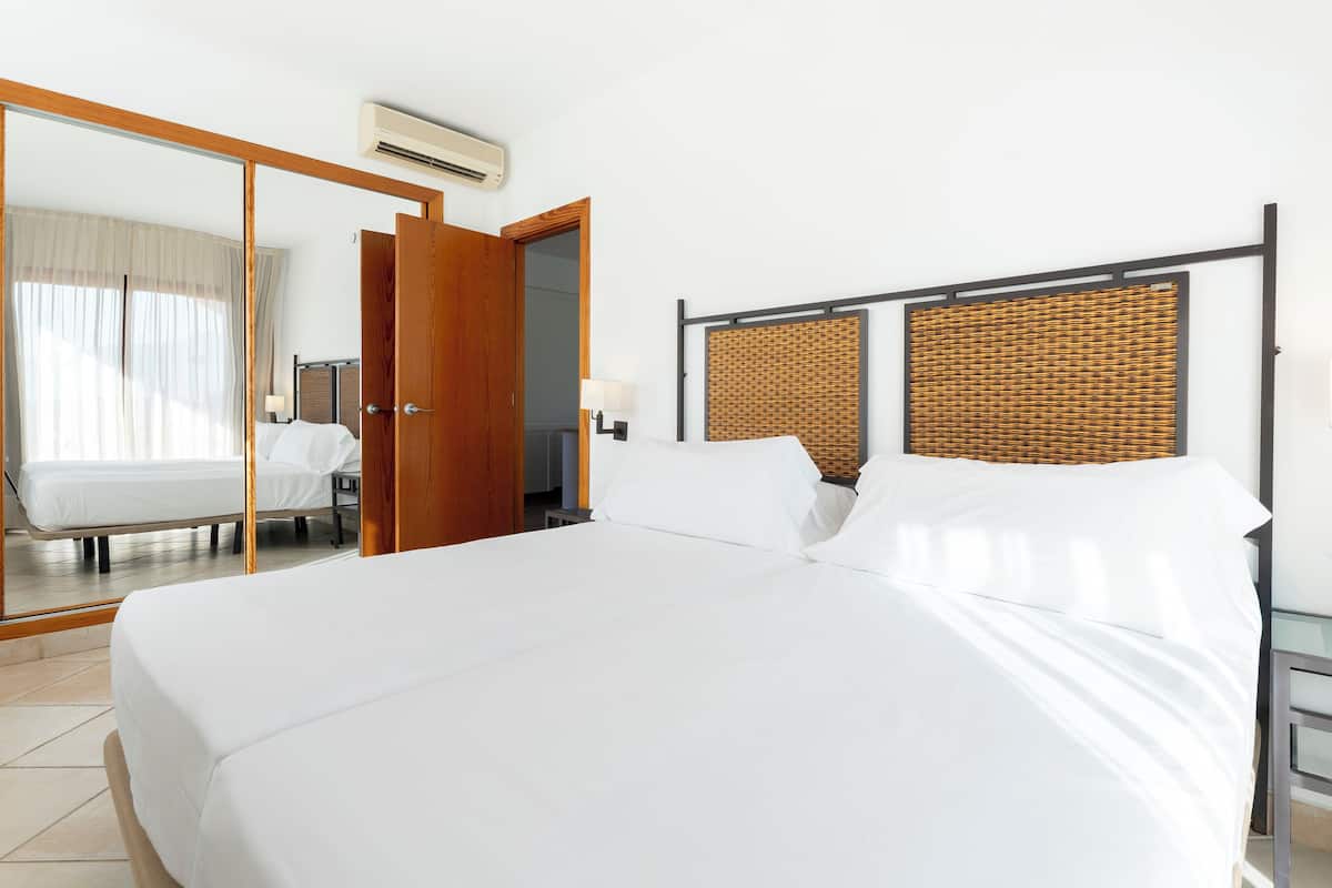 2 Schlafzimmer, hochwertige Bettwaren, Daunenbettdecken