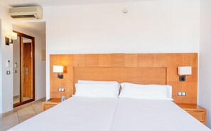 Premium bedding, down comforters, Select Comfort beds, in-room safe - Bakour Oh Nice Costa del Sol (Benahavis)