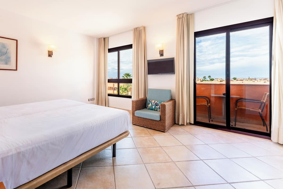 2 Schlafzimmer, hochwertige Bettwaren, Daunenbettdecken