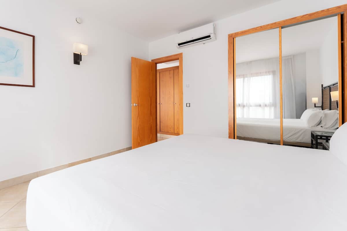 2 Schlafzimmer, hochwertige Bettwaren, Daunenbettdecken