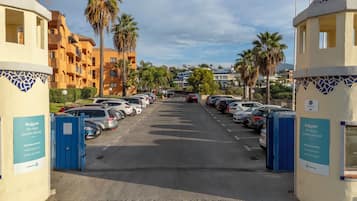 Parking sans voiturier (10 EUR par nuit)