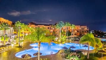 Una piscina cubierta, una piscina al aire libre