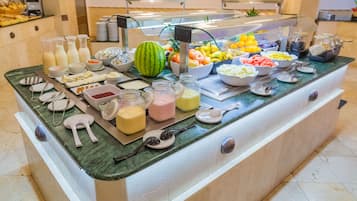 Se ofrece un desayuno bufé los fines de semana (5 EUR por persona)