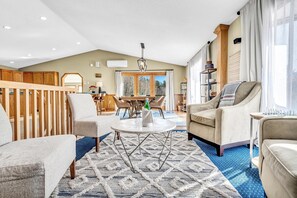 Smart TV, foosball, table tennis - INDOOR POOL, HOT TUB, PRIVATE 86 acre Retreat and Event Space (Hanover)