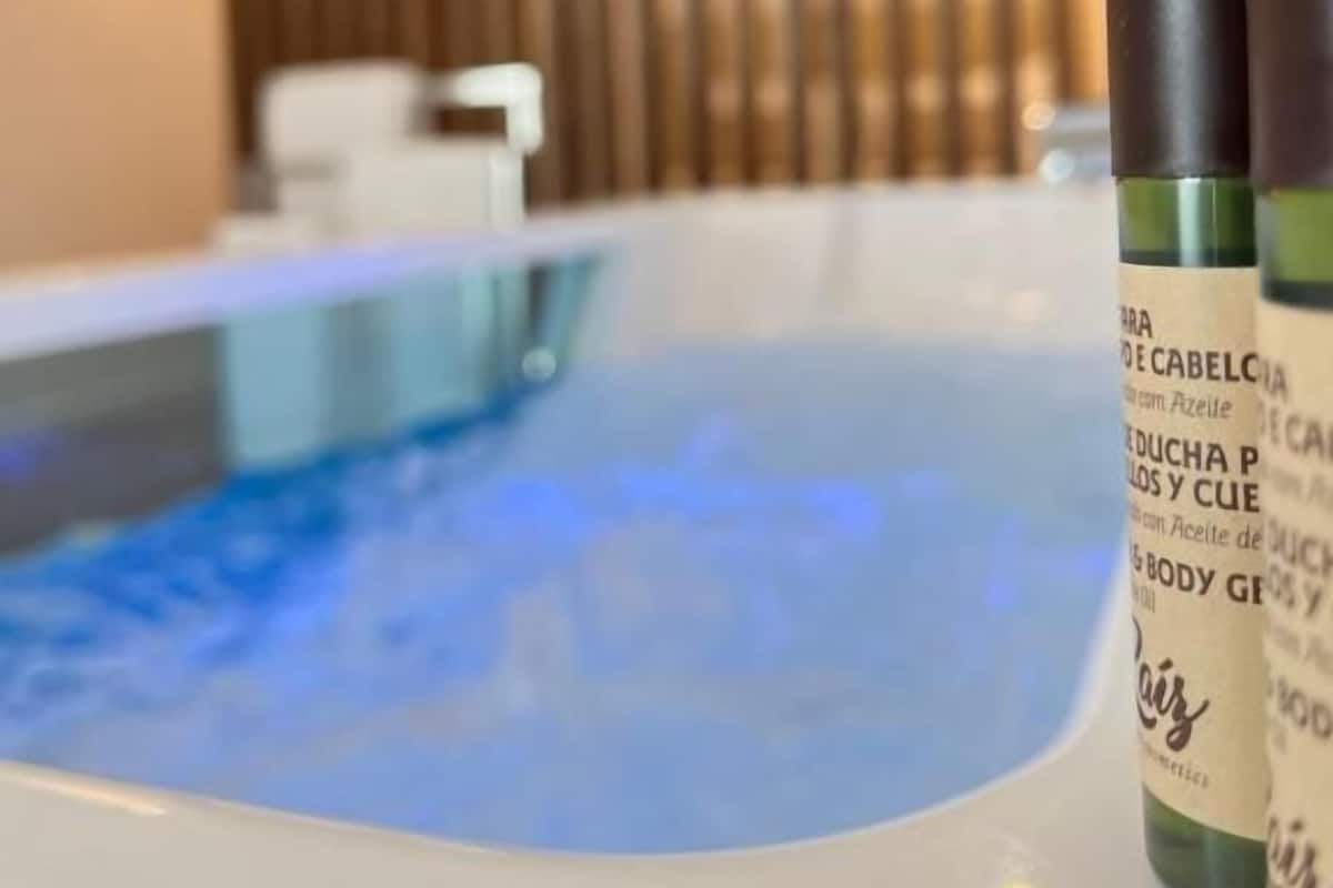 Zona de spa con piscina y dos botellas de loción corporal sobre un mostrador.