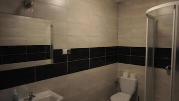 Classic Double Room | Bathroom | Towels
