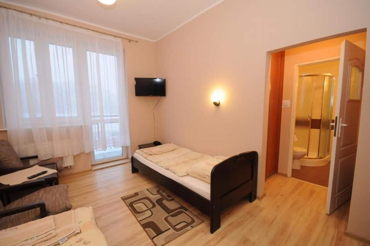 Quarto casal clássico | Wi-Fi de cortesia, roupa de cama