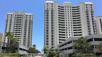 Condo (3 Bedrooms) | Property amenity