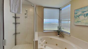 Condo (3 Bedrooms) | Property amenity