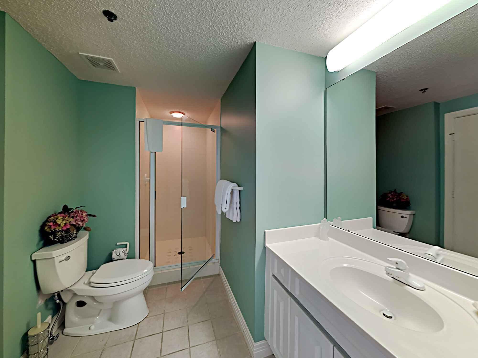 Un bagno con WC, doccia e lavandino.