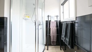 Chuveiro, secador de cabelo, toalhas de banho, shampoo