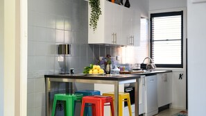 Een koelkast, een microgolfoven, een kookplaat, een vaatwasser