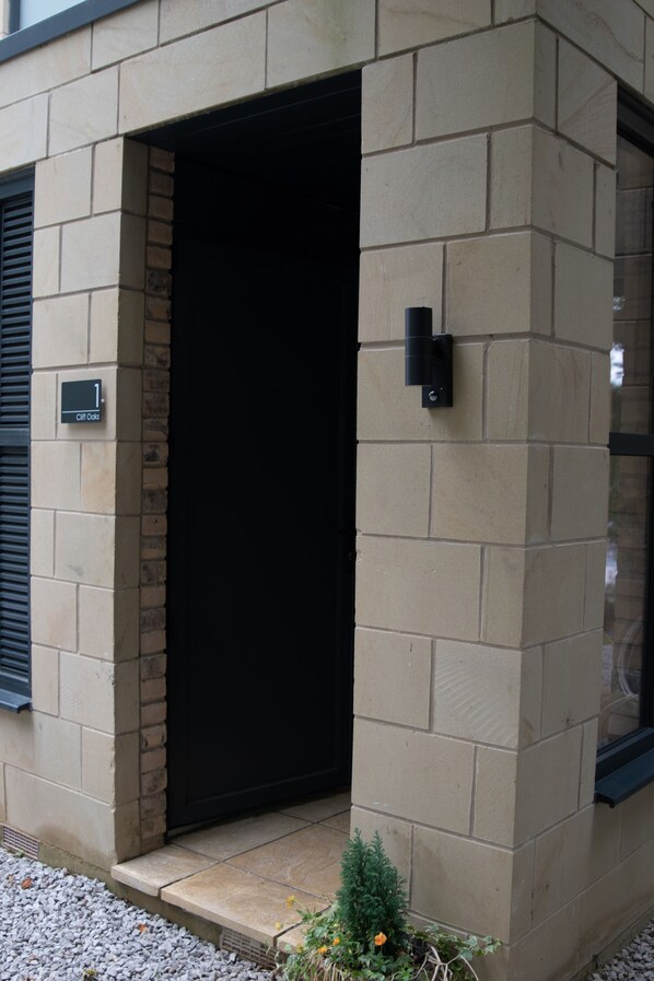 House, Ensuite, Garden View (Perfect For Contractors) | Property entrance