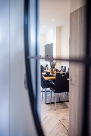 Maison Supérieure, accessible aux personnes à mobilité réduite (Private Secure Parking) | Restauration