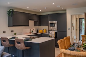 House, Ensuite, Garden View (Perfect For Contractors) | Bar (on property)