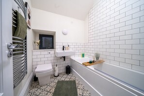 Apartment, Private Bathroom, Garden View (Private Gated Parking) | Bathroom