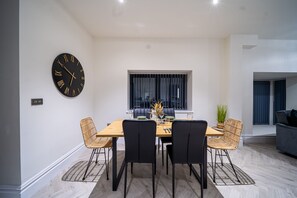Apartment, Private Bathroom, Garden View (Private Gated Parking) | Dining