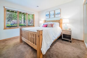 3 habitaciones, escritorio y tabla de planchar con plancha 