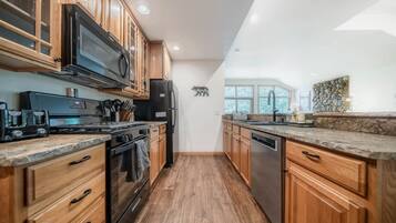 Een koelkast, een microgolfoven, een oven, een kookplaat