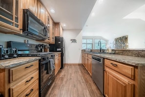 Fridge, microwave, oven, stovetop - SALE! Hot tub, fireplace, king bed, A+ location! (Estes Park)