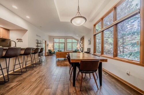 SALE! Hot tub, fireplace, king bed, A+ location!