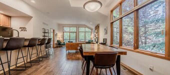 SALE! Hot tub, fireplace, king bed, A+ location!