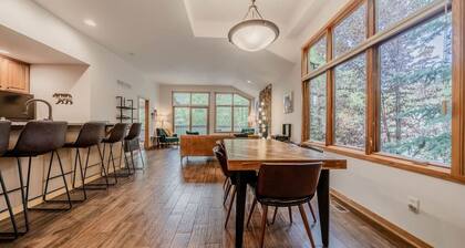 SALE! Hot tub, fireplace, king bed, A+ location!