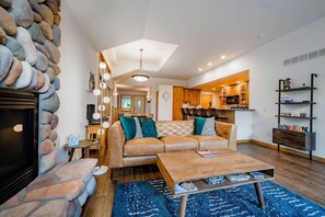 Fernseher, Kamin, Videospiele, Bücher