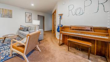 Televisie, een open haard, videospelletjes en boeken