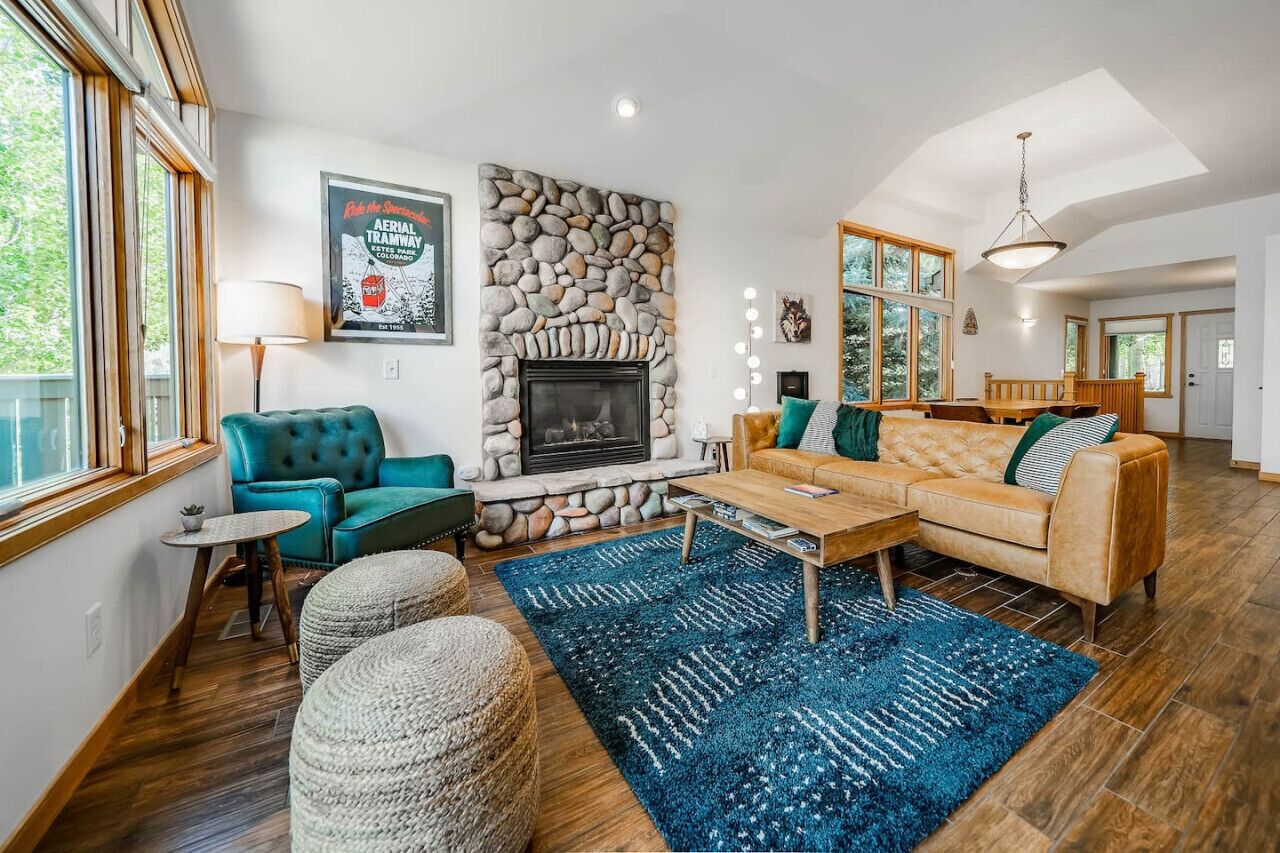 Een televisie, een open haard, videogames en boeken