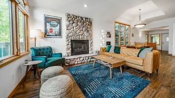 Een televisie, een open haard, videogames en boeken