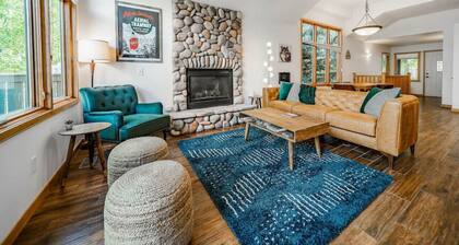 SALE! Hot tub, fireplace, king bed, A+ location!