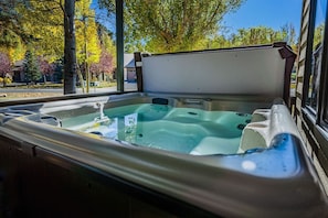 Outdoor spa tub - SALE! Hot tub, fireplace, king bed, A+ location! (Estes Park)