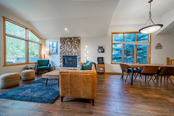 TV, fireplace, video games, books - SALE! Hot tub, fireplace, king bed, A+ location! (Estes Park)