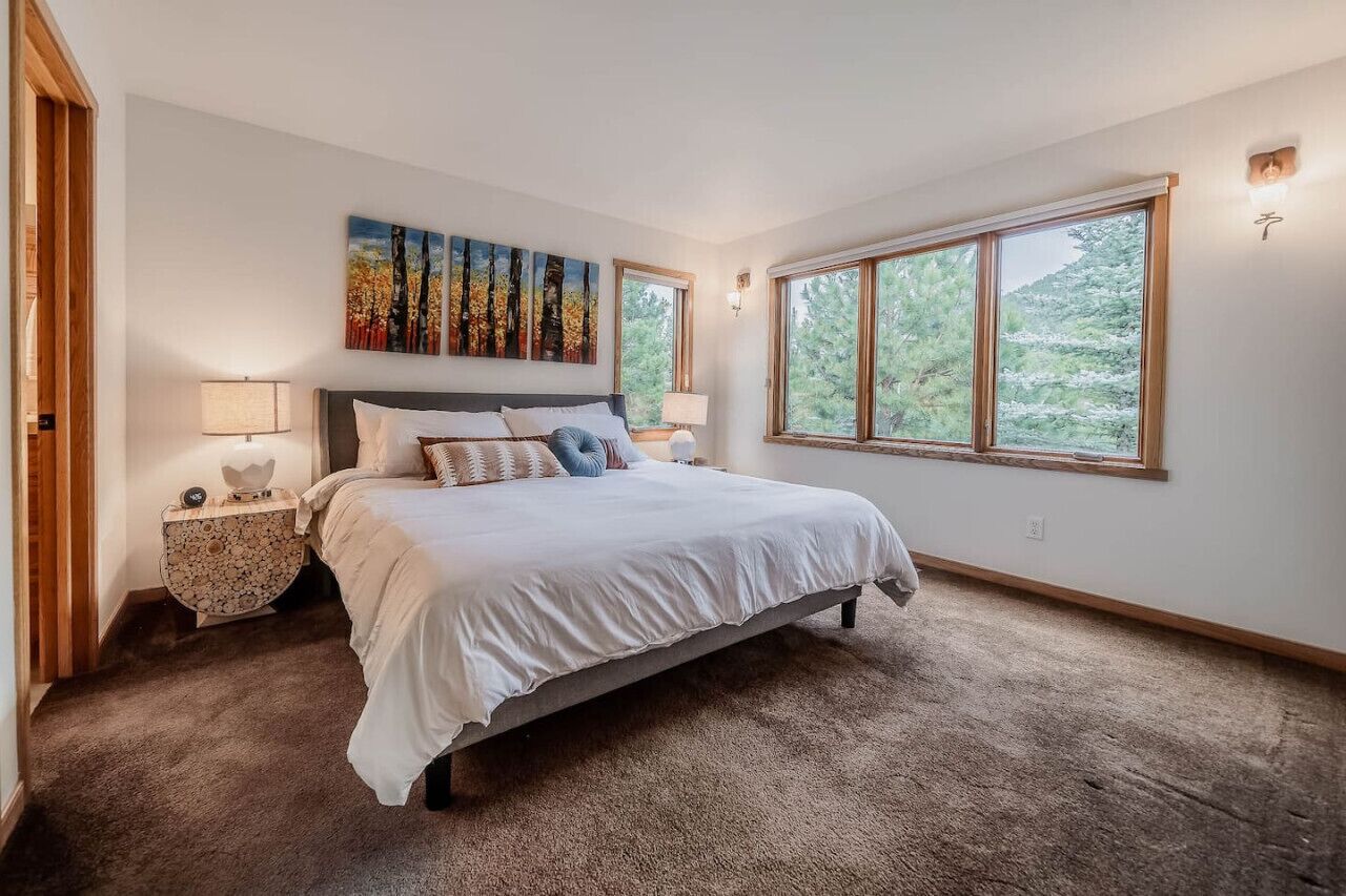 3 bedrooms, desk, iron/ironing board, travel crib